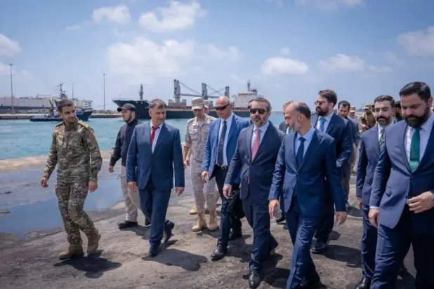 Suriye Dışişleri Bakanı Esad eş-Şeybani ve beraberindeki heyet, Suriye ile Rusya arasındaki mutabakat zaptı kapsamındaki tesis ve birimleri yerinde incelemek üzere Tartus Limanı'nda bir saha ziyareti gerçekleştirdi (Suriye Dışişleri Bakanlığı)