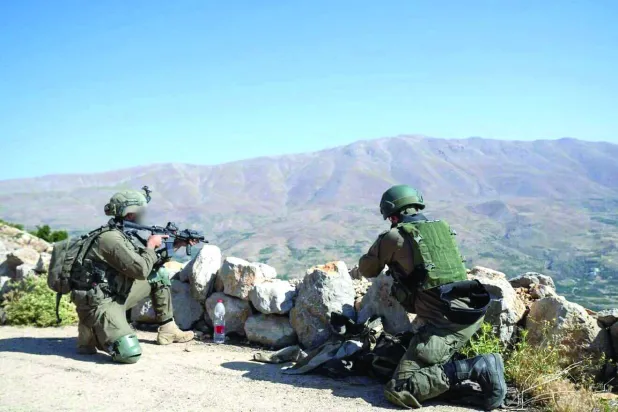 صورة نشرها الجيش الإسرائيلي لجنود ينفذون عمليات بالقرب من جبل الشيخ بين سوريا ولبنان في يوليو 2025