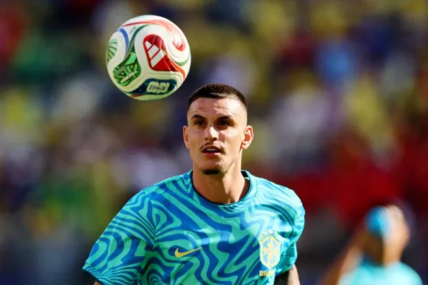 البرازيلي روجر إيبانيز مدافع فريق الأهلي (رويترز)