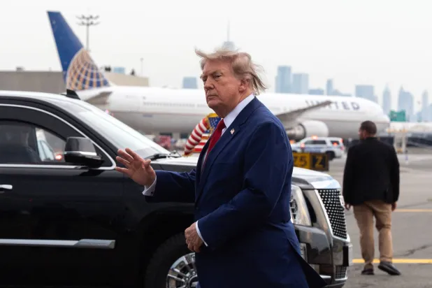 الرئيس الأميركي دونالد ترمب ينزل من الطائرة الرئاسية في مطار نيوارك ليبرتي الدولي، وخلفه مدينة نيويورك، الجمعة 7 أغسطس 2026 (أ.ب)