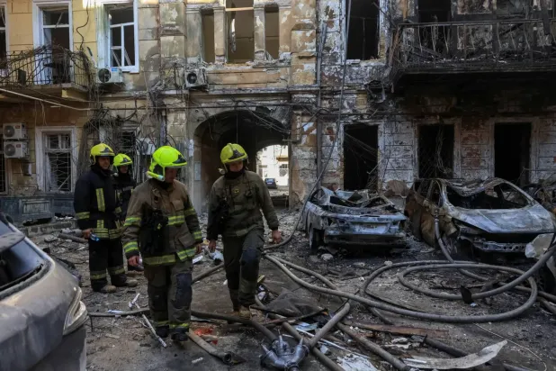Kurtarma ekipleri, Odessa'da Rus füze saldırısı sonucu hasar gören konut binalarının enkaz alanında çalışmalarını sürdürüyor... 9 Ağustos (Reuters)