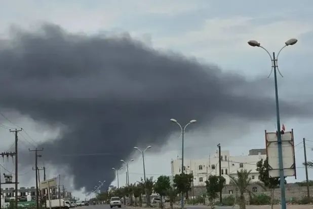 Husilerin Yemen'in Muha Limanı’na düzenlediği saldırıların ardından yükselen dumanlar (X)