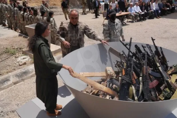PKK liderleri ve üyeleri, Kuzey Irak'ın Süleymaniye iline bağlı Kandil Dağı'nda düzenlenen sembolik silah yakma töreninde, 11 Temmuz 2025 (Reuters)