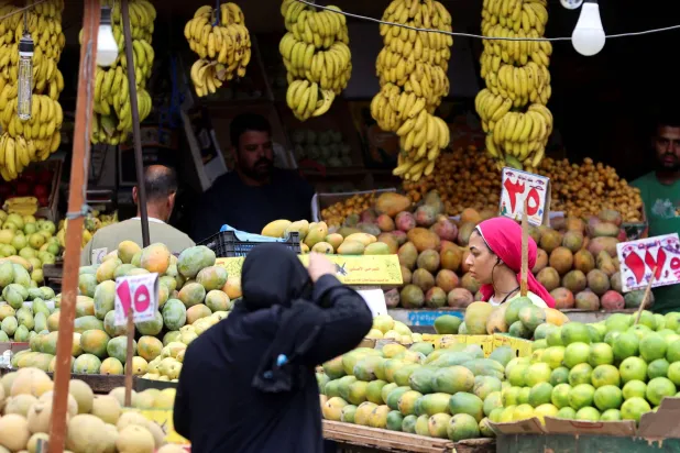 امرأة تتسوق في سوق بالقاهرة (رويترز)