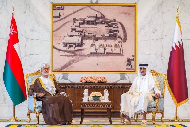 أمير قطر وسلطان عمان خلال جلسة المباحثات الثنائية (أ.ف.ب)