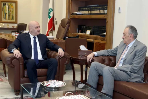 الرئيس جوزيف عون مستقبلاً رئيس الوفد المفاوض السفير السابق سيمون كرم الاثنين (الرئاسة اللبنانية)