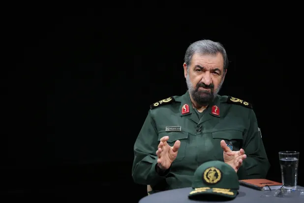 صورة نشرها موقع المرشد الإيراني السابق علي خامنئي من حوار مع محسن رضائي بمناسبة ذكرى الحرب الإيرانية - العراقية (أرشيفية)
