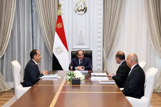 السيسي خلال استقباله رئيس الوزراء ووزير المالية بحضور المتحدث الرسمي للرئاسة (رئاسة الجمهورية)
