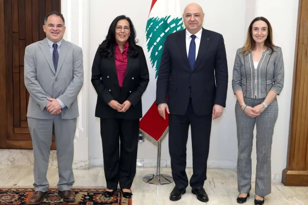 الرئيس جوزيف عون مستقبلاً المديرة الإقليمية لدائرة الشرق الأوسط في البنك الدولي داليا خليفة والوفد المرافق (الرئاسة اللبنانية)