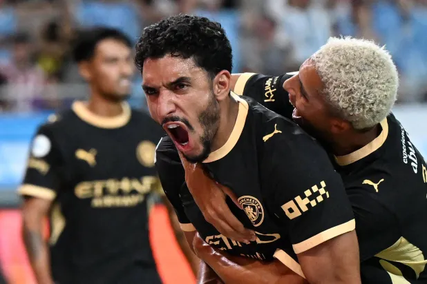 المصري الدولي عمر مرموش تألق مع سيتي وديّاً أمام أتلتيكو (أ.ف.ب)