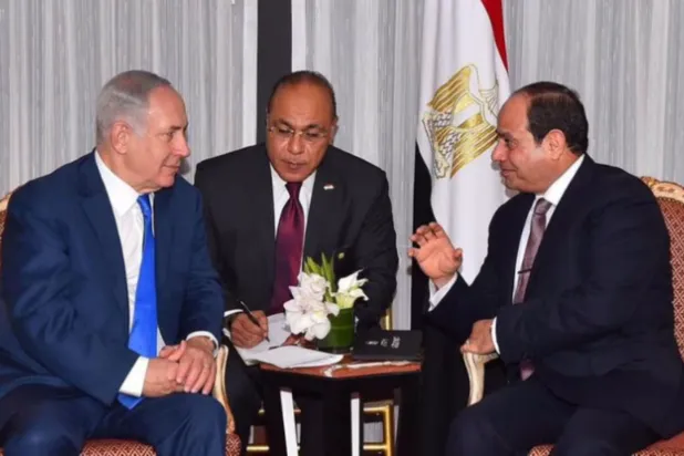 الرئيس المصري عبد الفتاح السيسي يلتقي بنيامين نتنياهو على هامش اجتماع الجمعية العامة للأمم المتحدة عام 2017 (الرئاسة المصرية)