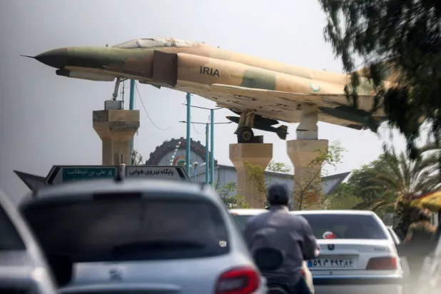  مجسم لطائرة مقاتلة إيرانية من طراز «إف-4 فانتوم» في ميدان بمدينة بندر عباس جنوب إيران، الاثنين (أ.ف.ب)
