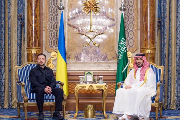ولي العهد السعودي الأمير محمد بن سلمان لدى لقائه الرئيس الأوكراني فولوديمير زيلينسكي أبريل الماضي (واس)