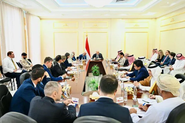 العليمي مجتمعاً في الرياض مع سفراء الدول الراعية للعملية السياسية في اليمن (إعلام حكومي)