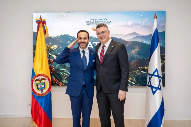 Kolombiya Cumhurbaşkanı Abelardo de la Esperilla, 7 Ağustos'ta Kolombiya'nın Barranquilla kentinde İsrail Dışişleri Bakanı Gideon Saar ile yaptığı görüşmede (İsrail Dışişleri Bakanı'nın "X" hesabı)