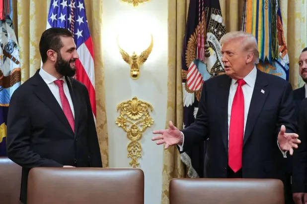 لقطة وزعتها وكالة «سانا» السورية تظهر جانباً من لقاء ترمب والشرع في البيت الأبيض (أ.ف.ب)