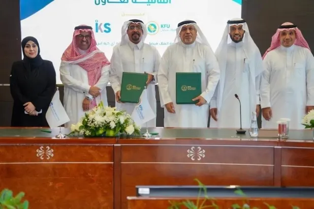 رئيس جامعة الملك فيصل الدكتور عادل أبو زنادة مع ممثلي الشركة بعد توقيع الاتفاقية (واس)