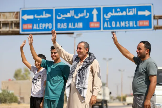 تلويح لقوافل النازحين العائدين إلى رأس العين في الحسكة بموجب اتفاق يناير بين (قسد) والحكومة السورية (رويترز)