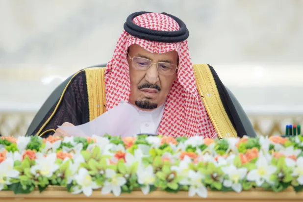 خادم الحرمين الشريفين الملك سلمان بن عبد العزيز مترئساً جلسة مجلس الوزراء في جدة الثلاثاء (واس)