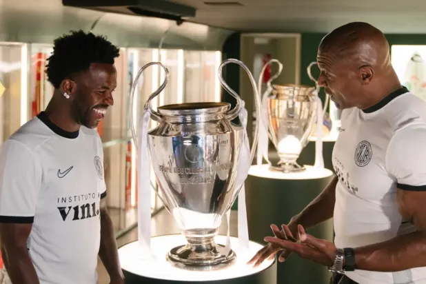 Brezilyalı futbol yıldızı Vinicius Junior’ın estetik operasyon sonrası Facebook hesabından paylaştığı fotoğraf (solda), Amerikalı oyuncu ve sunucu Terry Crews ile birlikte (sağda).