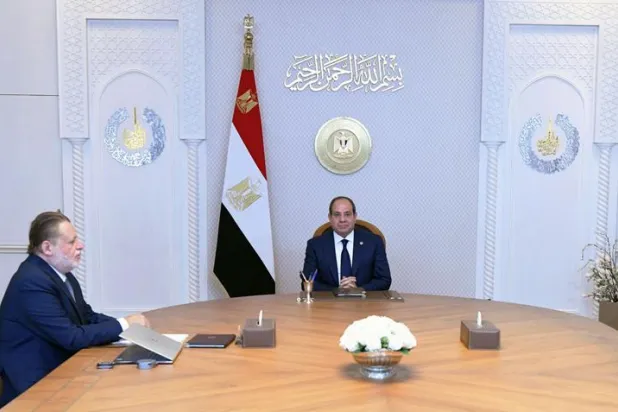محافظ البنك المركزي المصري قدم خلال اجتماع سابق تطمينات للسيسي حول سداد الالتزامات قصيرة المدى من الديون (الرئاسة المصرية)