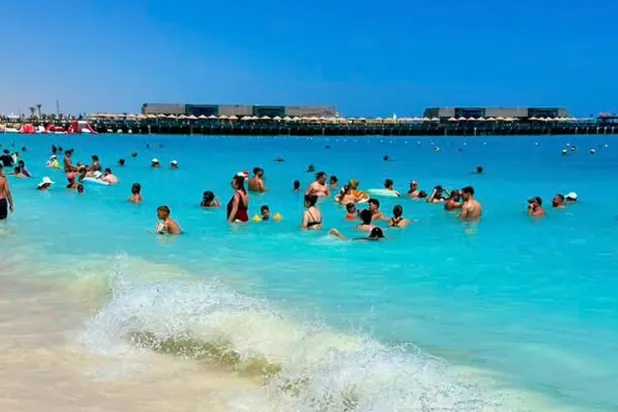 شواطئ العلمين تجتذب العديد من السائحين (مدينة العلمين الجديدة)