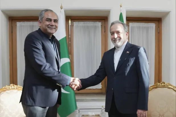 وزير الخارجية الإيراني عباس عراقجي يستقبل وزير الداخلية الباكستاني محسن نقوي في طهران اليوم (الخارجية الإيرانية)