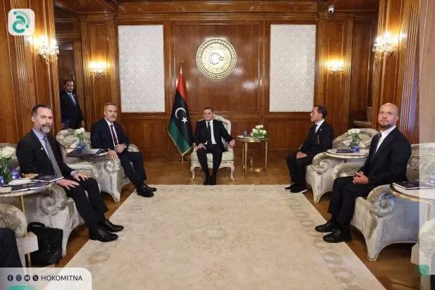 الدبيبة ووزير الخارجية التركي هاكان فيدان خلال مباحثات في العاصمة الليبية طرابلس اليوم الثلاثاء (مكتب الدبيبة)