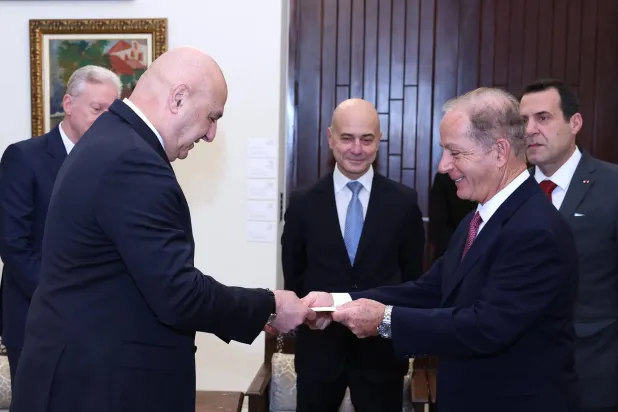 سفير الولايات المتحدة لدى الجمهورية اللبنانية ميشال عيسى يقدم أوراق اعتماده إلى الرئيس جوزيف عون عام 2025 (إكس)