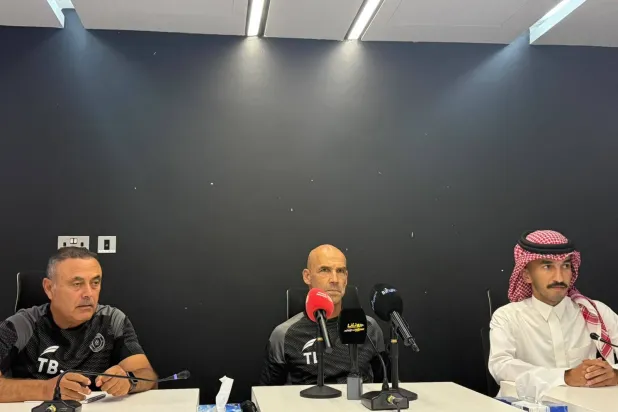 الألماني توماس ليتش مدرب فريق الشباب خلال المؤتمر الصحافي قبل مواجهة القادسية (الشرق الأوسط)