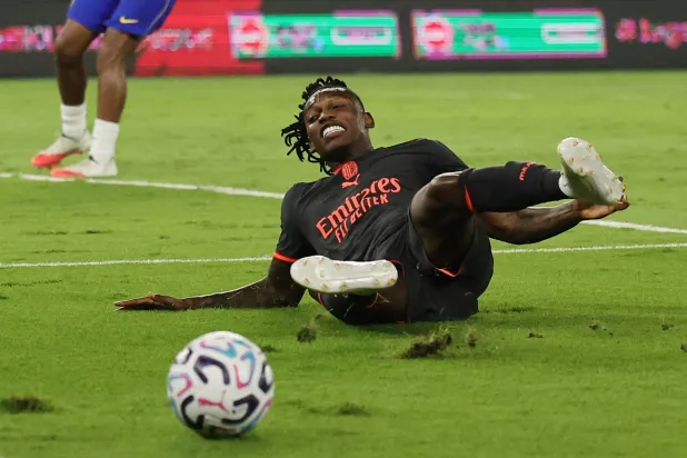 البرتغالي رافائيل لياو لاعب ميلان (رويترز)
