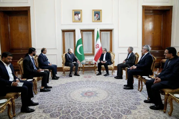 وزير الخارجية الإيراني عباس عراقجي يستقبل وزير الداخلية الباكستاني محسن نقوي في طهران اليوم (الخارجية الإيرانية)