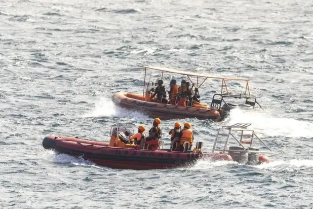 Zimbabve'deki Kariba Gölü'nde feribotun alabora olmasının ardından 27 kayıp kişiyi arama çalışmaları devam ediyor (EPA)