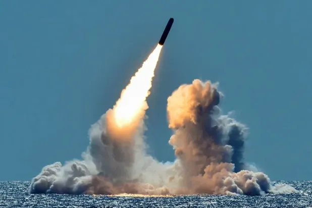 Nükleer savaş başlığı taşıma kapasitesine sahip Trident II D5 füzesinin, 2018'de ABD'ye ait bir balistik füze denizaltısından gerçekleştirilen deneme atışı (Arşiv- Reuters)