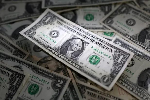 أوراق نقدية من الدولار الأميركي (رويترز)