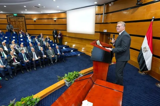 وزير البترول المصري خلال إعلانه المزايدة العالمية (وزارة البترول)