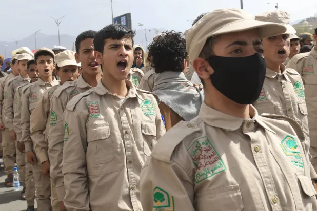 طلبة مدارس جندهم الحوثيون خلال استعراض في صنعاء (إ.ب.أ)