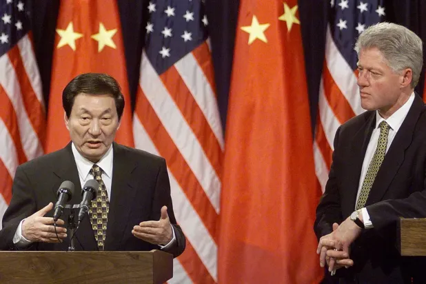 Eski Çin Başbakanı Zhu Rongji ile eski ABD Başkanı Bill Clinton, 1999 yılında Washington’da düzenlenen bir basın toplantısında (AFP)
