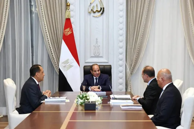 السيسي خلال اجتماع مع رئيس الحكومة ووزير المالية في مدينة العلمين (الرئاسة المصرية)