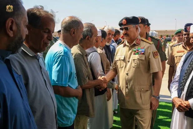 حفتر يعزي عائلة رئيس الاستخبارات العسكرية بالجيش الوطني فوزي المنصوري الذي اغتيل في بنغازي (إعلام القيادة العامة)