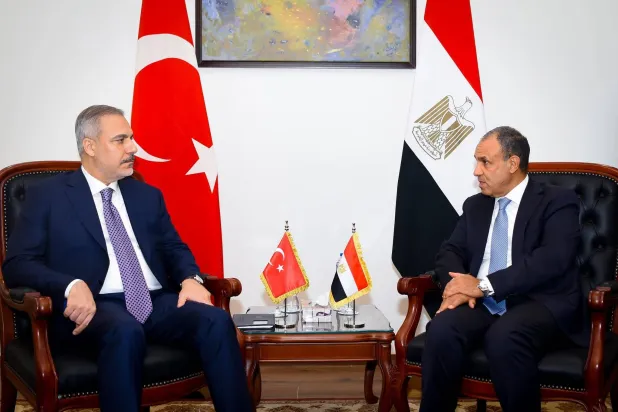 وزير الخارجية المصري بدر عبد العاطي يستقبل نظيره التركي خلال لقاء سابق في مدينة العلمين (الخارجية المصرية)