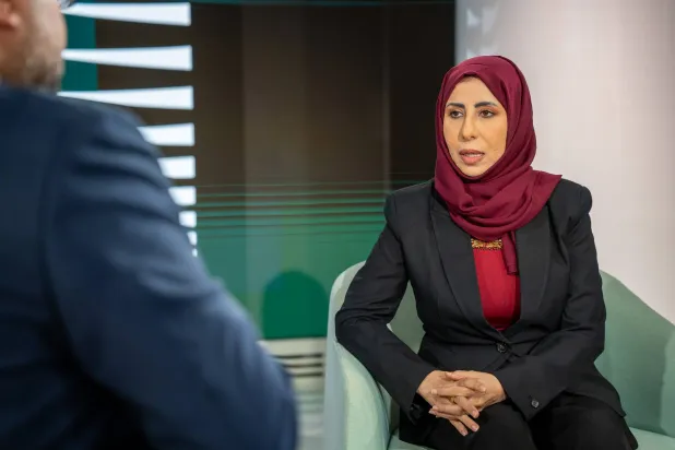 وزيرة الخارجية اليمنية أفراح الزوبة خلال حوار مع صحيفة «الشرق الأوسط»