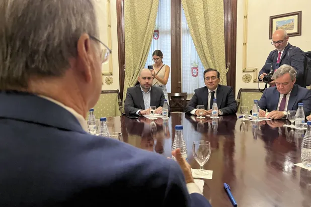 وزير خارجية إسبانيا خوسيه مانويل ألباريس خلال لقاء مع عدد من المسؤولين في سبتة لبحث أزمة المهاجرين (إ.ب.أ)