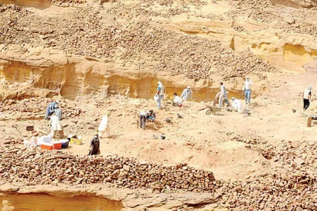 فريق عمل في الموقع ضمن بعثات اكتشافات بدأت منذ عقود (الشرق الأوسط)