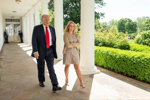 الرئيس الأميركي دونالد ترمب والمتحدثة باسم البيت الأبيض كارولين ليفيت (حساب ليفيت على إكس)