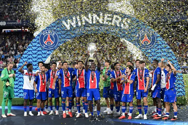نونو مينديز يرفع كأس السوبر الأوروبي مع لاعبي باريس سان جيرمان (رويترز)
