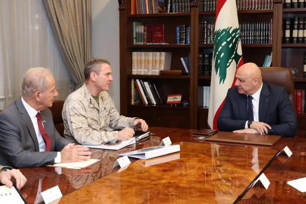 الرئيس اللبناني جوزيف عون يستقبل رئيس مجموعة التنسيق العسكري الخاصة بلبنان MCG4L الجنرال جوزيف كليرفيلد بحضور السفير الأميركي ميشال عيسى (الرئاسة اللبنانية)