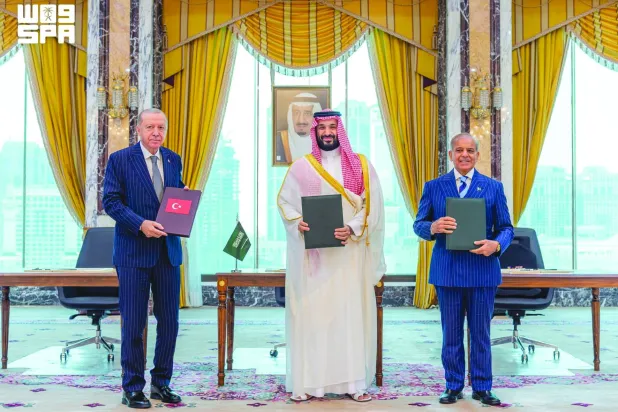 الأمير محمد بن سلمان يتوسَّط الرئيس إردوغان ورئيس الوزراء الباكستاني شهباز شريف بعد توقيع «اتفاقية مكة للدفاع المشترك» (واس)

