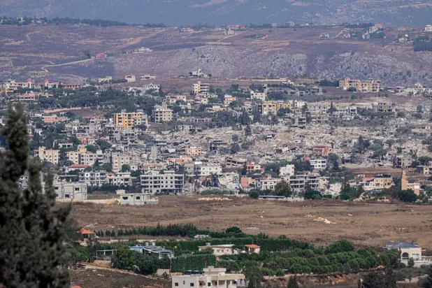 مرتفعات «علي الطاهر» ويبدو أسفلها الدمار في بلدة كفرتبنيت بجنوب لبنان (الشرق الأوسط)