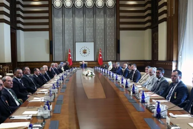 الرئيس التركي رجب طيب إردوغان عقد اجتماعاً مع أسر الضحايا والمحاربين القدامى الخميس لبحث مطالبهم عقب إقرار قانون يتيح عودة مسلحي حزب «العمال الكردستاني» واندماجهم في المجتمع (الرئاسة التركية)